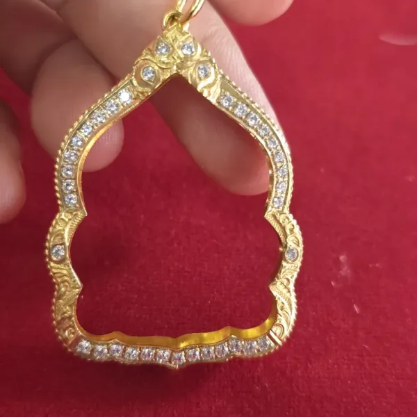 กรอบทองทรงเสมา 舍玛形金壳