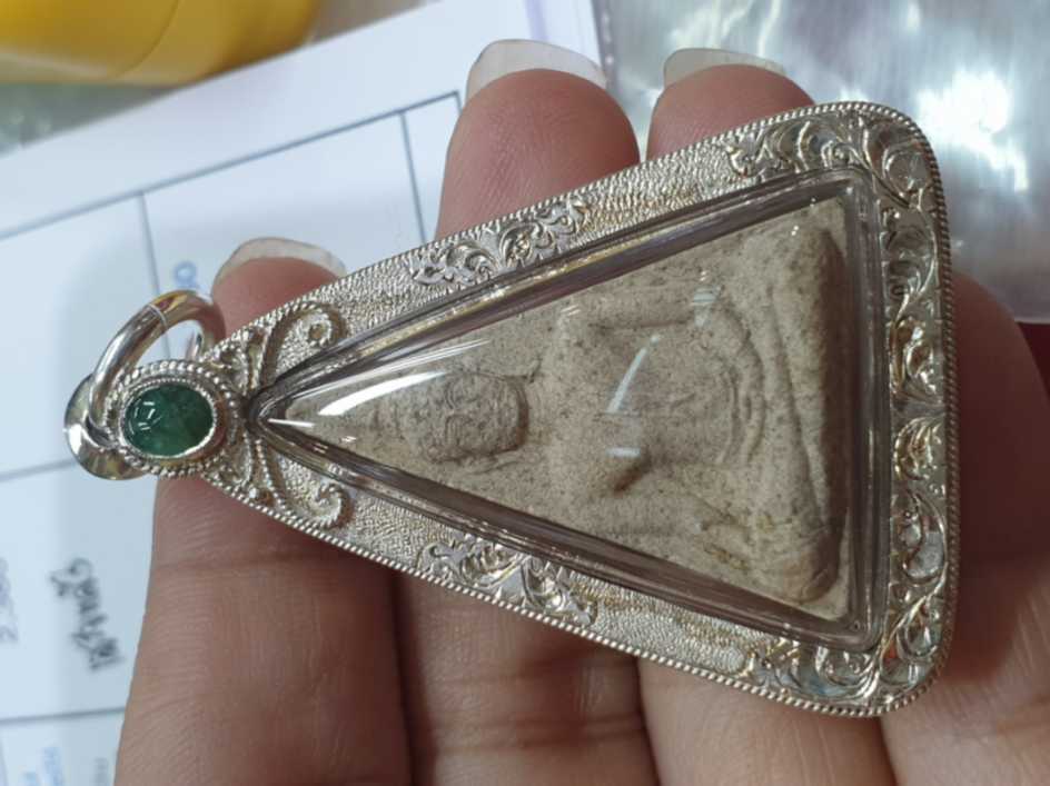 กรอบเงินหน้าเรียบบนติดเกลียวดัดหัวพลอยมรกตแท้ ล่างแกะลบายพญานาค