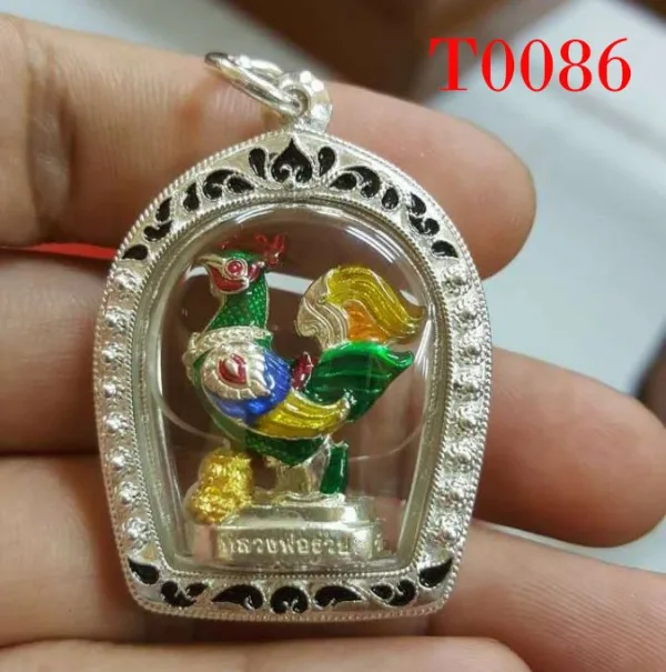 กรอบเงินลายสุโขทัยลวดเกลียวดัดลงยาดำบนล่าง ตรงกลางดอกพิกุล - T0086