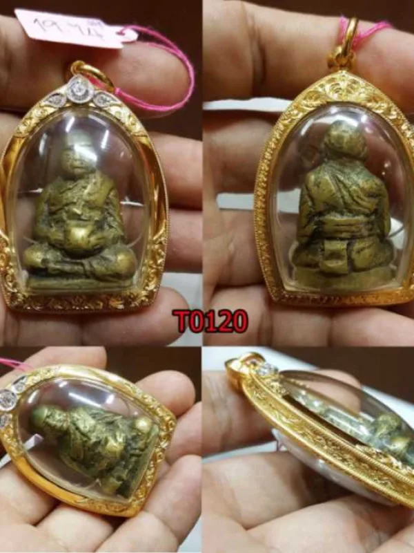 ตลับกันน้ำ ฉลุลายบนล่าง ยอดบนฝังเพชรทรงใบใม้3เม็ดชุบหน้าขาว กลางขัดเงา ข้างลวดเกลียว2เส้น ข้าง+หลังลายไทย - T0120