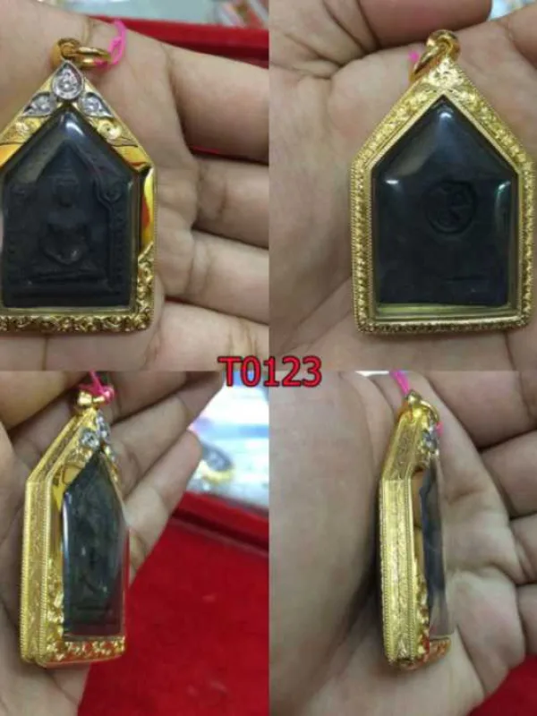 ตลับทองกันน้ำ ฉลุลายบนล่าง ยอดบนฝังเพชรทรงใบใม้3เม็ดชุบหน้าขาว กลางขัดเงา ข้างลวดเกลียว2เส้น ข้าง+หลังลายไทย - T0123