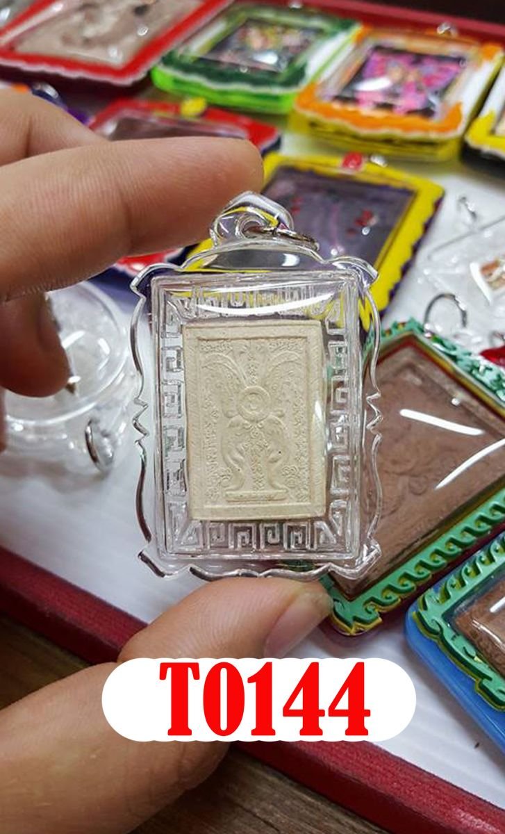 กรอบพลาสติกใสขอบในลายเลเซอร์ ขอบนอกตัดลาย หูทรงหยดน้ำสโลป