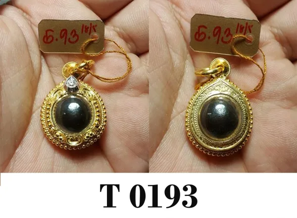 กรอบหน้าโอฉลุลายเมฆสุโขทัยบนล่าง บนเกลียวดัดทรงหยดน้ำ ฝังเพชรชุบขาว กลางลวดไข่ปลา ข้างลวดไข่ปลาผสมหลอด - T0193