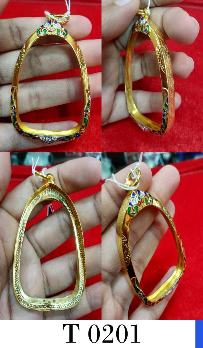 กรอบติดซุ้มลงยาหลากสีบนล่าง ตาสิงห์+สามเหลี่ยมฝังเพชร กลางขัดมันสลับลาย ข้างแกะลาย