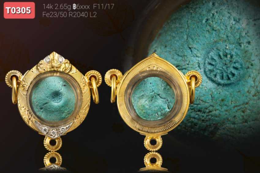 สิงห์เดี่ยวตาเพชรชุบทองคำขาวสองสี ล่างฝังเพชรสามเหลี่ยมลายไทยทั้งองค์