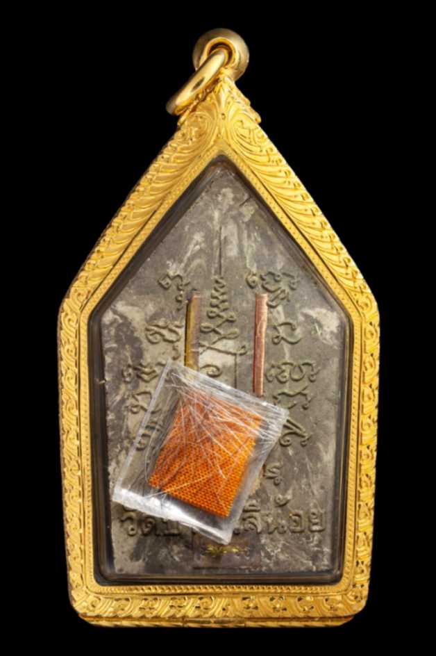 กรอบหน้าโอติดซุ้มลายหล่อ บนลายสิงห์ฝังเพชร No.57 ล่างลายพญานาค No.56 ผสมเลเซอร์ตัวหนังสือลงยาสีตามสั่ง ตรงกลางลายทรายผสมลายไทย หลังลายแข้งสิงห์ - T0440 (ภาพ 3)