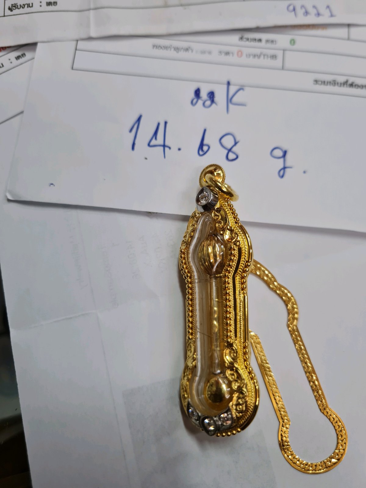 กรอบหน้าโอ บนฉลุลายเมฆสุโขทัย+ทรงหยดน้ำฝังเพชร ล่างฉลุลายเมฆสุโขทัยฝังเพชร 3 เม็ด กลางลวดไข่ปลา ข้างลวดไข่ปลาผสมหลอด - T0513