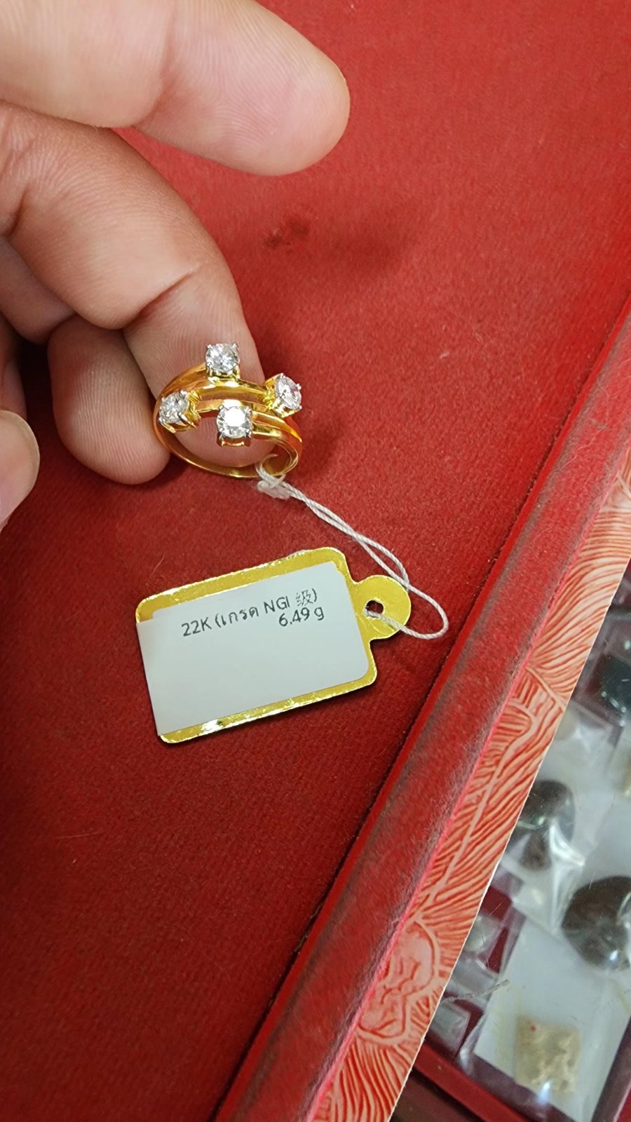 แหวนก้านฝังเพชร 4 เม็ด ฝังเพชรทรงกระเบาะทรงสี่เหลี่ยม