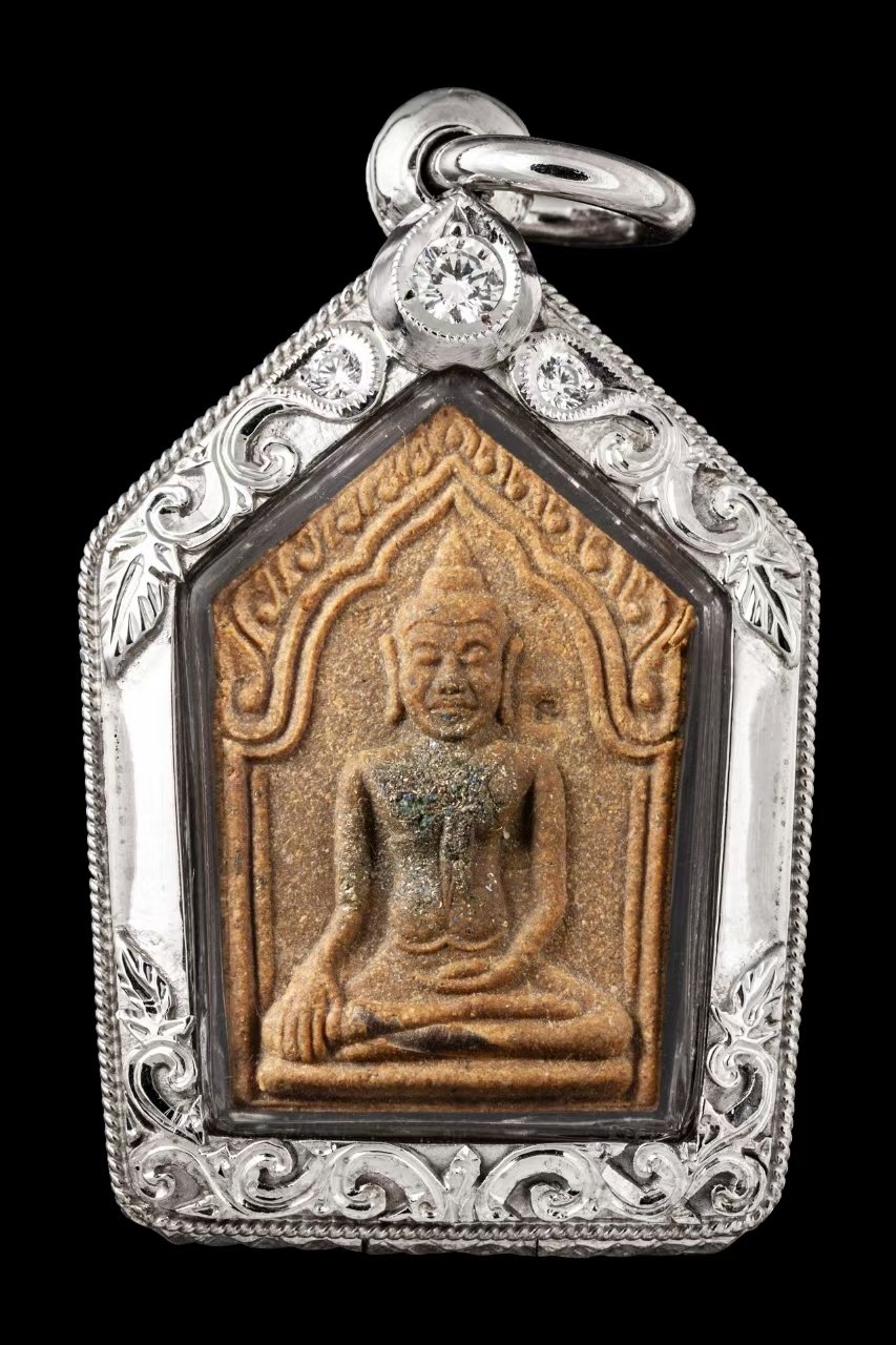 ตลับหน้าโอ ฉลุลายบนล่าง ยอดบนฝังเพชรทรงใบใม้3เม็ดชุบหน้าขาว กลางขัดเงา ข้างลวดเกลียว2เส้น ข้าง+หลังลายไทย