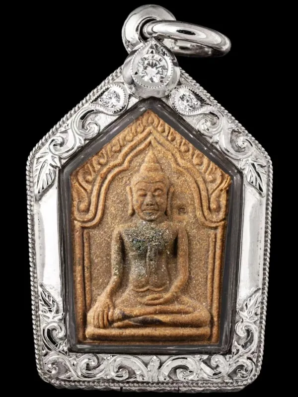 ตลับหน้าโอ ฉลุลายบนล่าง ยอดบนฝังเพชรทรงใบใม้3เม็ดชุบหน้าขาว กลางขัดเงา ข้างลวดเกลียว2เส้น ข้าง+หลังลายไทย - T0534