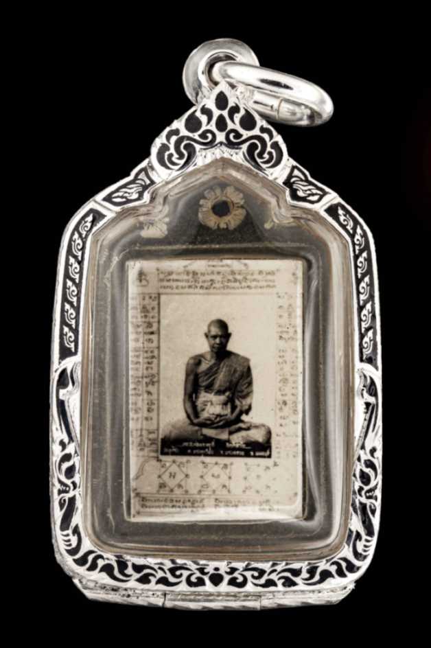 ตลับงานหน้าโอติดซุ้มลงยาสีดำเต็มตามแบบหลังลายไทย