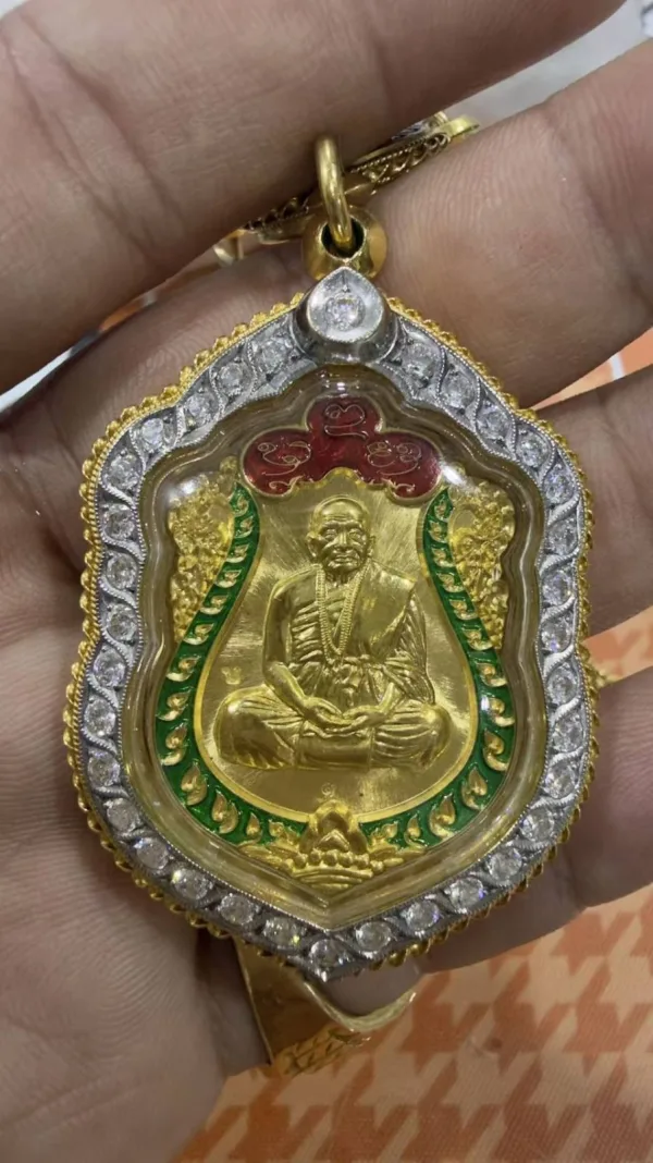 กรอบหน้าโอฝังเพชรรอบ ยอดฝังทรงหยดน้ำ1 เม็มด ฝังแบบตาม้า ยิขอบชุบ ทองคำขาว ข้างลวดเกลียว3ชั้น - T0563