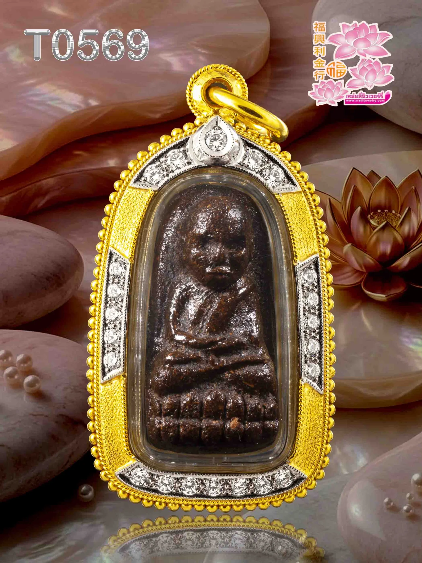 กรอบฝังเพชรยกกระเบาะบน-ดลาง-ล่าง ยอดบนทางยอดน้ำใหญ่ หูและขอบในติดลวดเกลียว ตรงกลางขัดเงา แผ่นหลังแกะลายไทยแข้งสิงห์ ข้างลวดเกลียวไข่ปลา - T0569