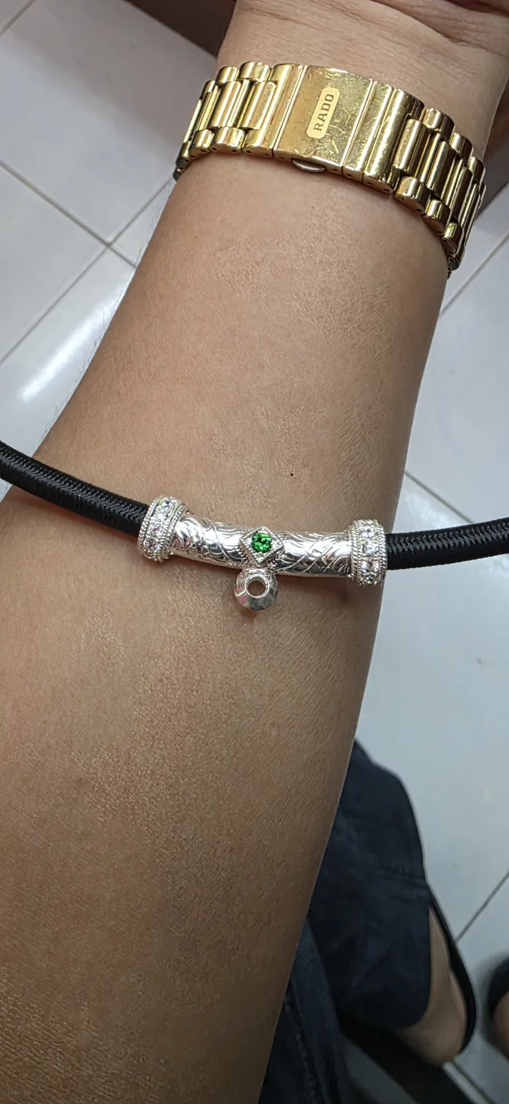 สร้อยพระเชื่อกหนา 5.5mm ใส่พระ 2 องค์บน-ล่าง แบบหลอดโค้งบนยาว 20 mm ล่างยาว 4 mm  หลอดฝังเพชรข้างลวดเกียวซ้ายขวา แกะลายไทย - T0574 (ภาพ 2)