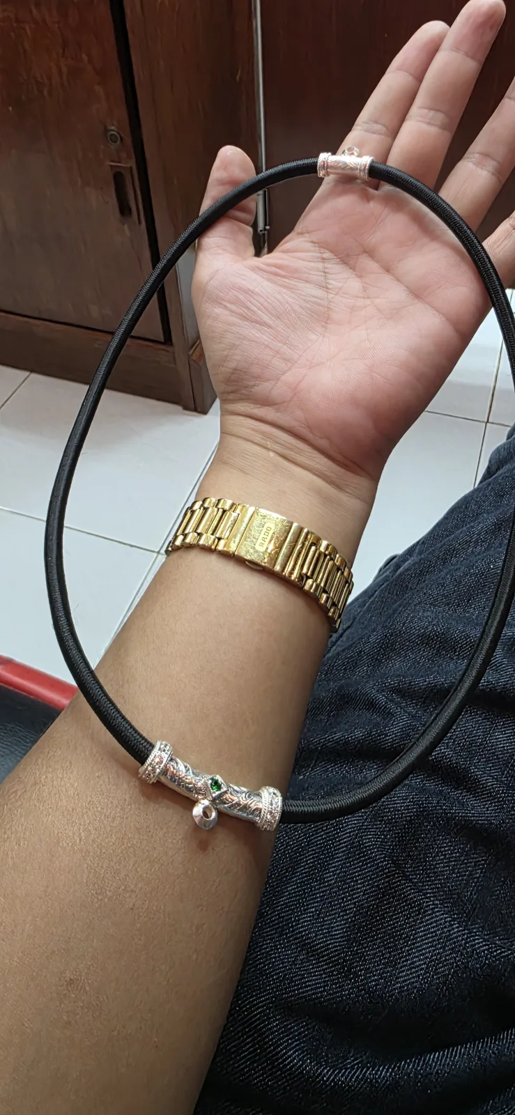 สร้อยพระเชื่อกหนา 5.5mm ใส่พระ 2 องค์บน-ล่าง แบบหลอดโค้งบนยาว 20 mm ล่างยาว 4 mm  หลอดฝังเพชรข้างลวดเกียวซ้ายขวา แกะลายไทย - T0574 (ภาพ 5)