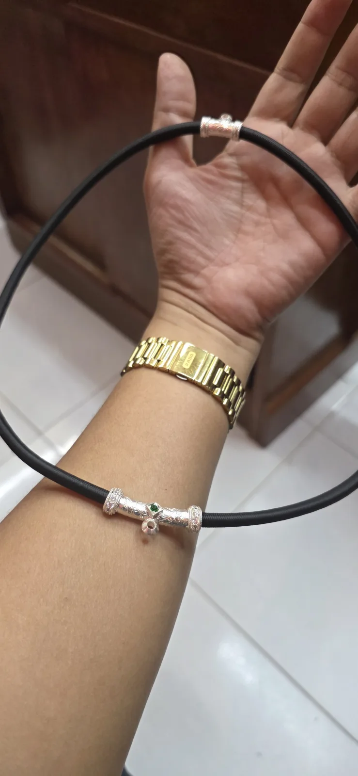 สร้อยพระเชื่อกหนา 5.5mm ใส่พระ 2 องค์บน-ล่าง แบบหลอดโค้งบนยาว 20 mm ล่างยาว 4 mm  หลอดฝังเพชรข้างลวดเกียวซ้ายขวา แกะลายไทย (คัดลอก) - T0574 GOLD (ภาพ 3)