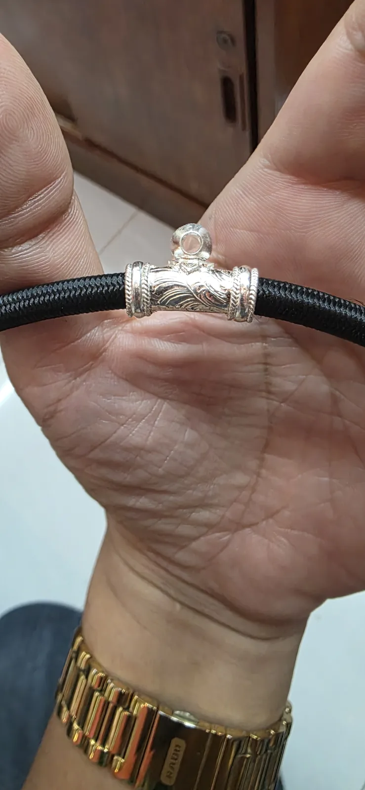 สร้อยพระเชื่อกหนา 5.5mm ใส่พระ 2 องค์บน-ล่าง แบบหลอดโค้งบนยาว 20 mm ล่างยาว 4 mm  หลอดฝังเพชรข้างลวดเกียวซ้ายขวา แกะลายไทย (คัดลอก) - T0574 GOLD (ภาพ 4)