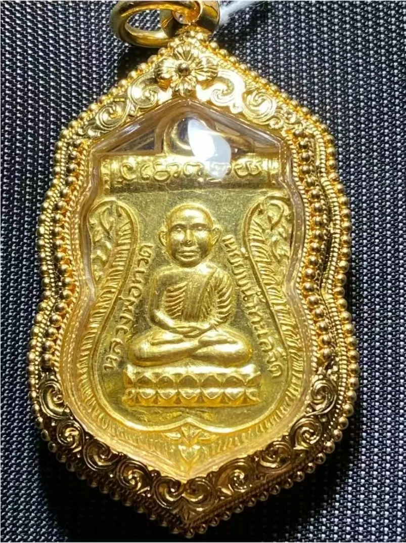 ตลับหน้าโอลายฉลุเถาวัลย์บนล่างพร้อมดอกเกสร ตรงกลางและข้างติดลวดเกลียวไข่ปลา ที่เหลือแกะลายไทย - T0577