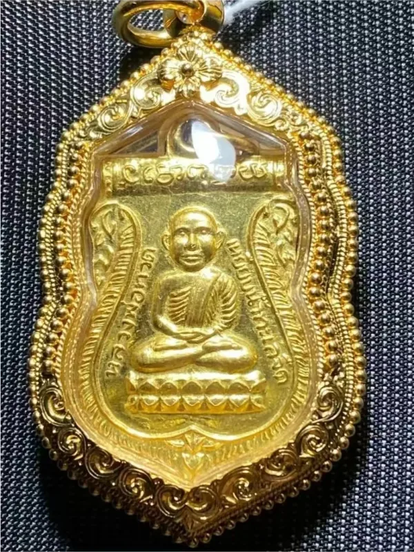 ตลับหน้าโอลายฉลุเถาวัลย์บนล่างพร้อมดอกเกสร ตรงกลางและข้างติดลวดเกลียวไข่ปลา ที่เหลือแกะลายไทย - T0577