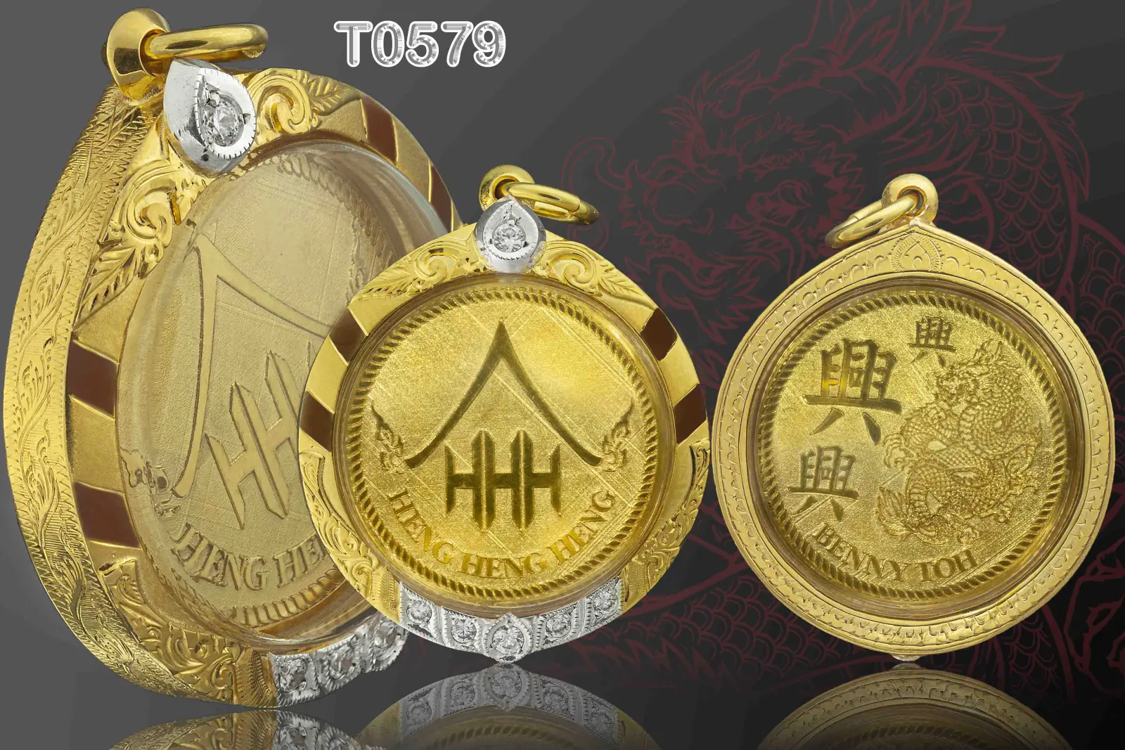 กรอบหน้าโอ บนลายฉลุเถาวัลย์ ยอดฝังเพชรทรงหยดน้ำชุบหน้าขาว1เม็ด ล่างลายพญานาคผสมฝังเพชร ทรงใบไม้ 2ชั้น 5เม็ดชุบหน้ขาว ตรงกลางลายทรายสลับขัดเงา ข้างและหลังลายไทย - T0579 (ภาพ 2)