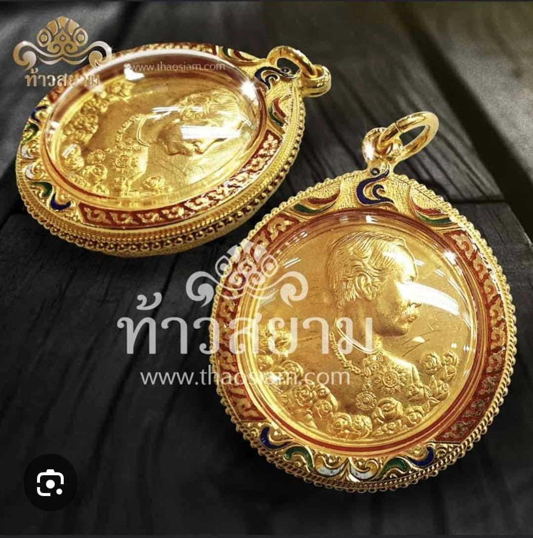กรอบทองหน้าโอลงยาหลักสีเต็มองค์ ยอดบนลายเลข๕ออกแบบตามสั่ง ตรงกลางลงยาลายแข้งสิงห์สีตามสั่ง ล่างลาบเถาวัลย์ลงยาหลักสี ข้างลวดเกลียวไข่ปลา หลังลายไทย - T0584